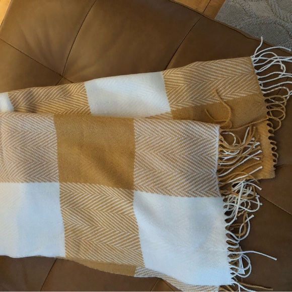 NWT Soft, Cozy, Warm Banana Republic Gold & Cream Windowpane Plaid Scarf - Picture 3 of 9